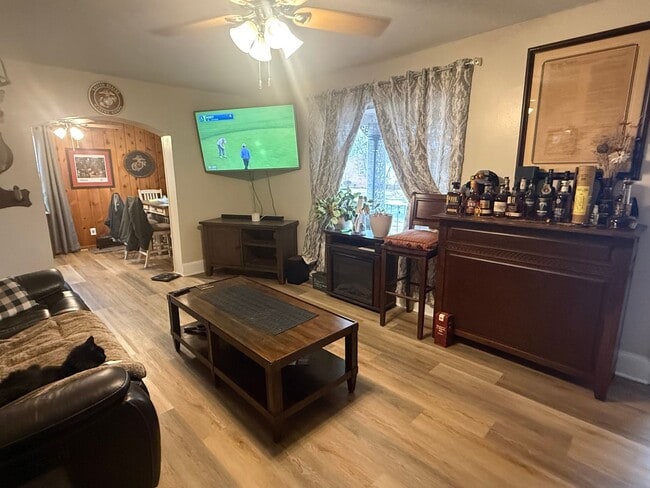 Photo - 312 Woodford St