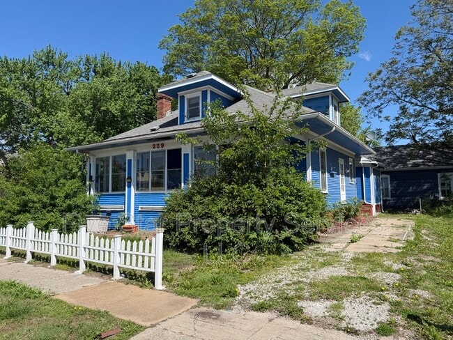 Photo - 229 W Allen St