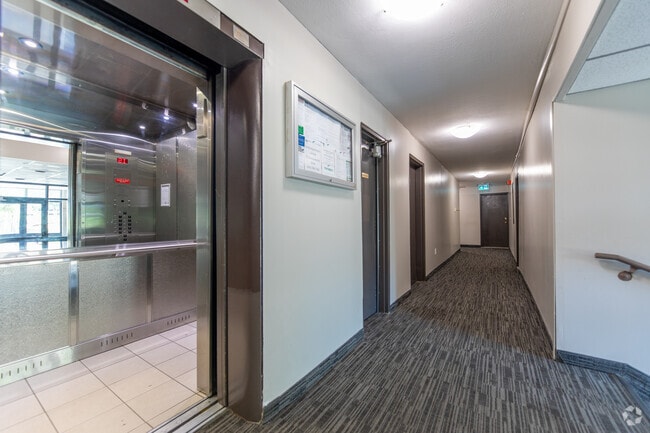 Hall d'entrée - 898 Jane St