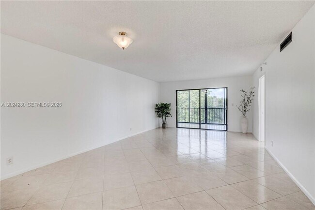 Photo - 2205 S Cypress Bend Dr Unidad 508