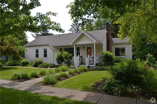 Building Photo - 18 E Austin St Rental