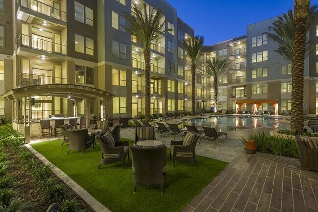 Photo - 70 E Briar Hollow Ln Unit b4