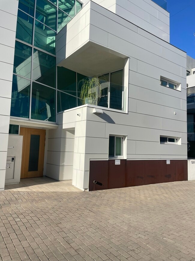 Building Photo - 5111 Ocean Front Walk Unit 4