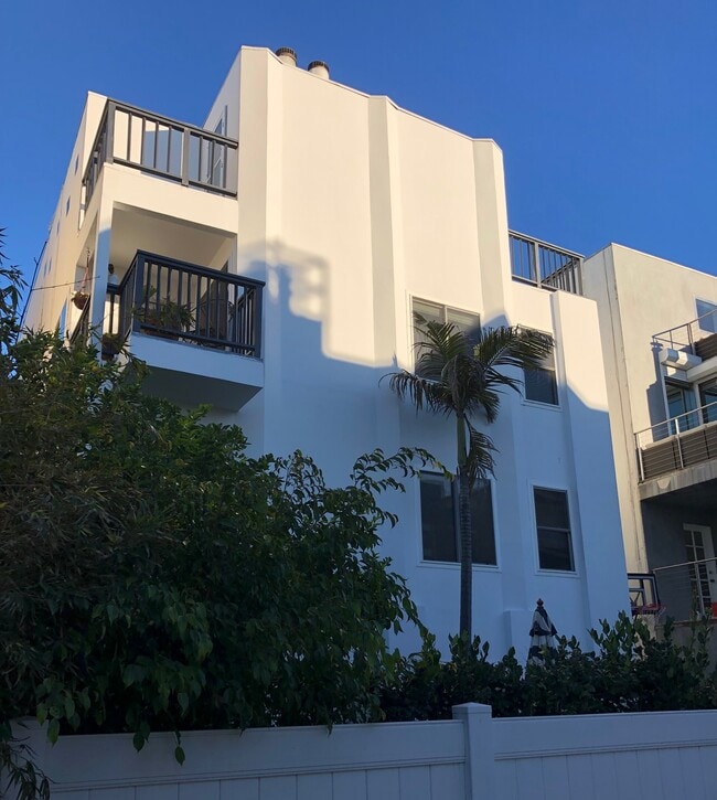 Building Photo - 17 Voyage St Unit A