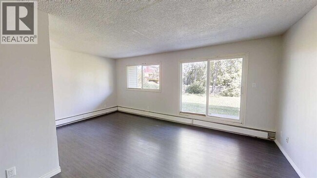 Photo - 5117-5144 44 St