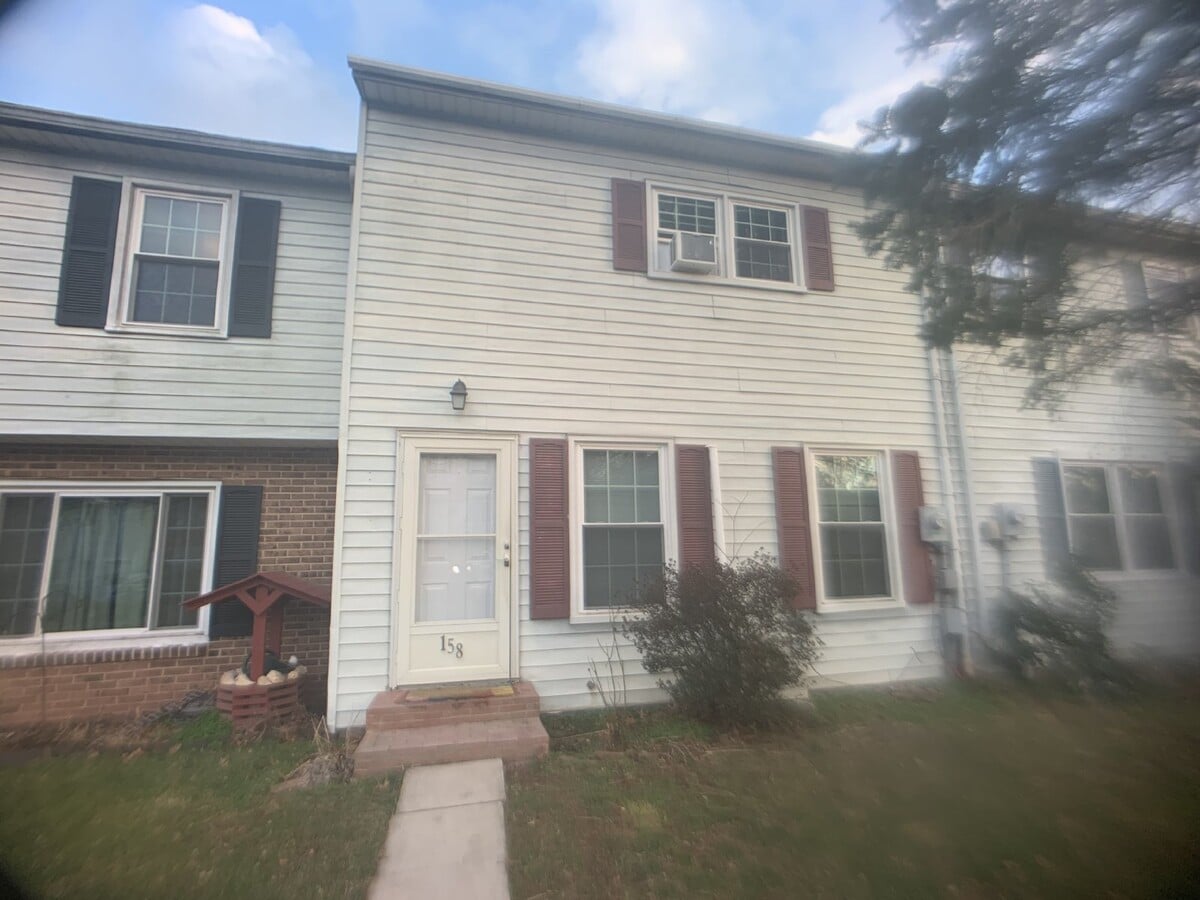 Photo - "Charming 3-Bed Townhouse Retreat in Etters – 1.5 Baths & 1200 Sq Ft of Comfort!"