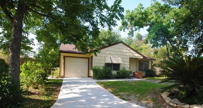 Building Photo - 3707 Daphne St