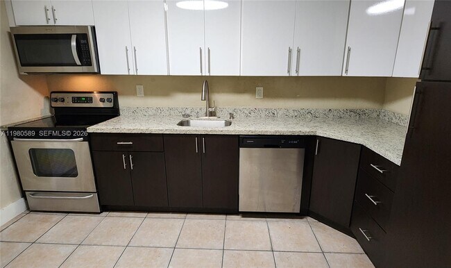 Photo - 880 E 26th St