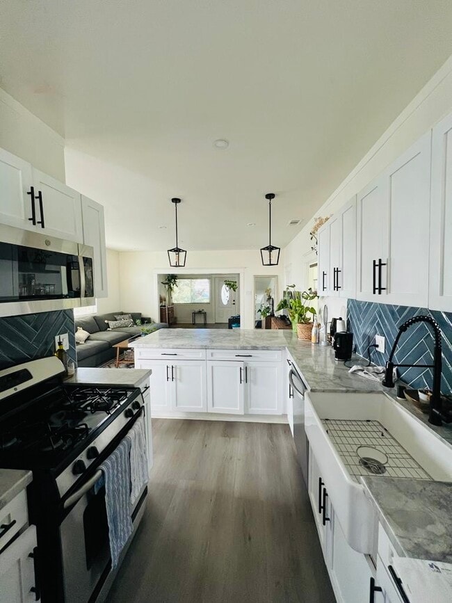 Photo - 665 Temple Ave