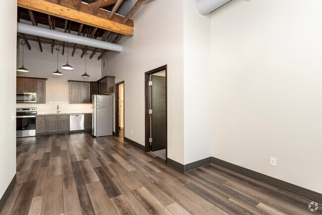 2BR, 2BA - 990SF