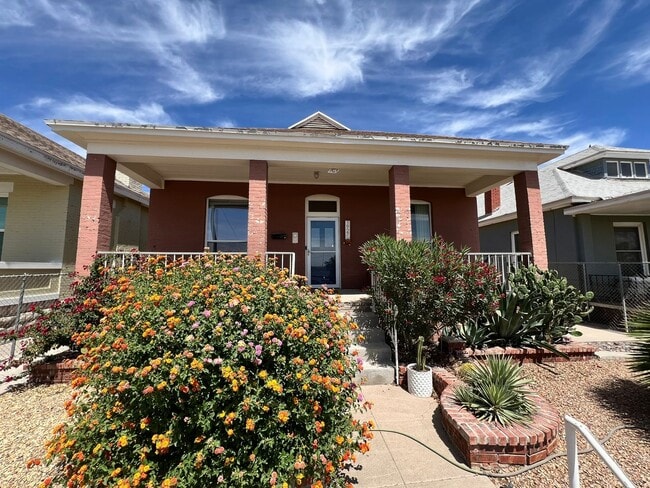 Building Photo - Charming Furnished Home - Short & Long Term Leasing
