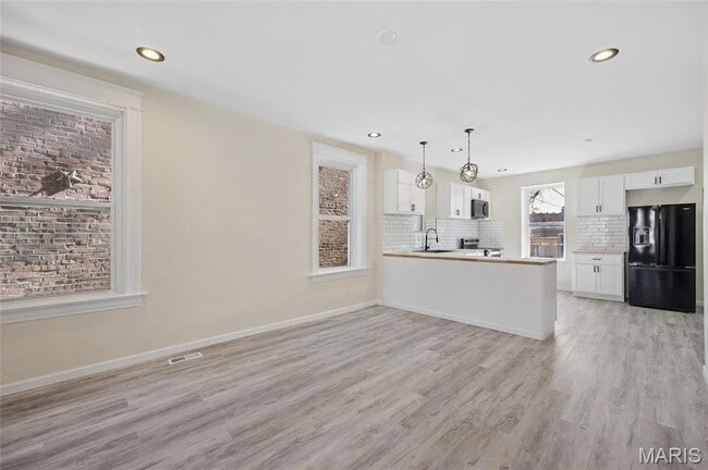 Photo - 816 McLaran Ave