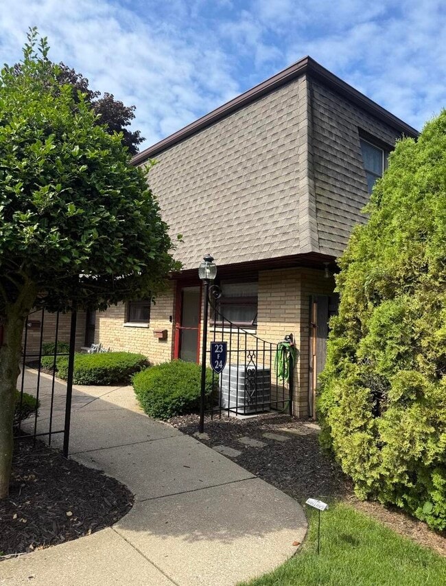 Building Photo - 2727 S Lakeshore Dr Unit F23