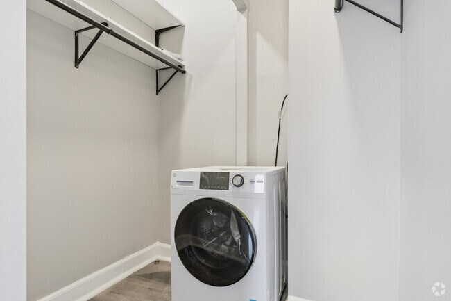 Studio 1BA - 450SF - Closet/Laundry