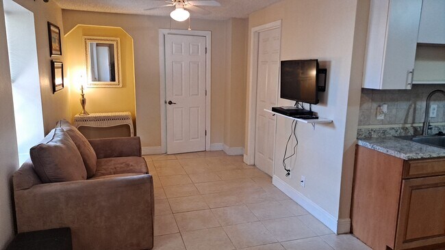 Living room - 206 Edgewood Dr Unit B