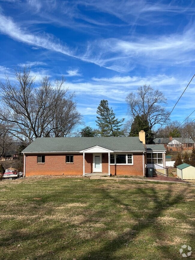 Building Photo - Charming 3 bedroom house