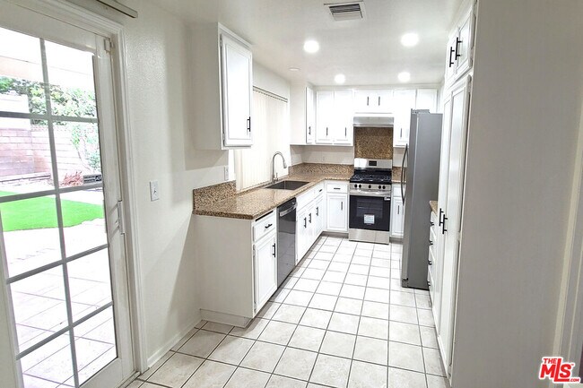 Photo - 10000 Hanna Ave