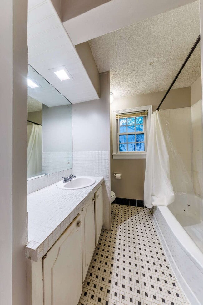 Photo - **APPLICATIONS PENDING**  SHORTER LEASE TE... Unit (Upstairs)