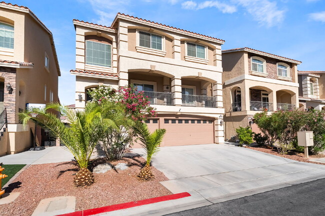 Building Photo - 4 bedroom home, 4 bathrooms,  with a fully self  contained casita with a 3 car garage