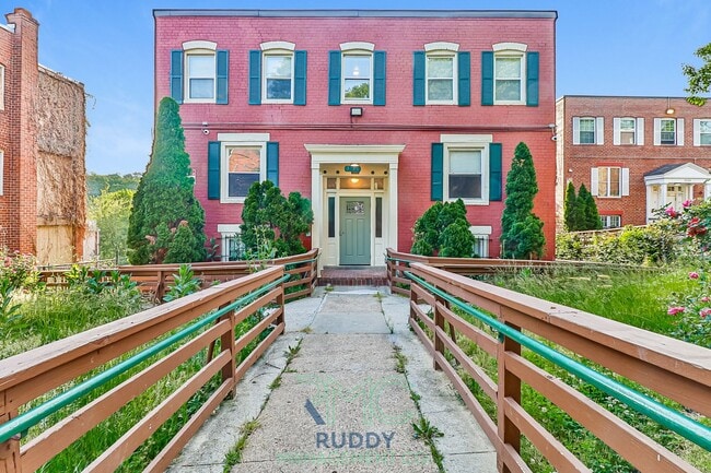 3130 Buena Vista Ter SE