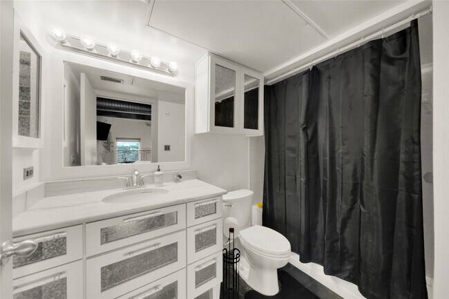 Building Photo - 2000 Bagby St Unit 9415