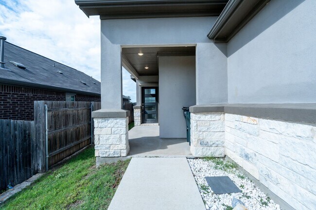 Photo - 838 Pepperbark Loop