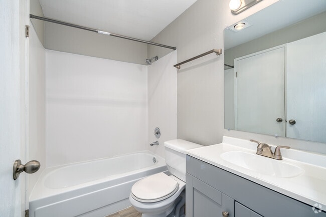 1BR, 1BA - 666SF - Bathroom - Hillcrest Estates