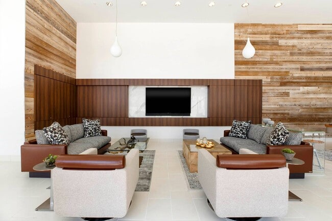 Cómodo salón con TV y decoración moderna. - The Apartments at CityCenter