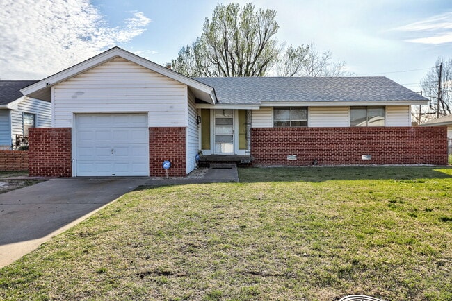 Building Photo - 1520 Brookdale Dr