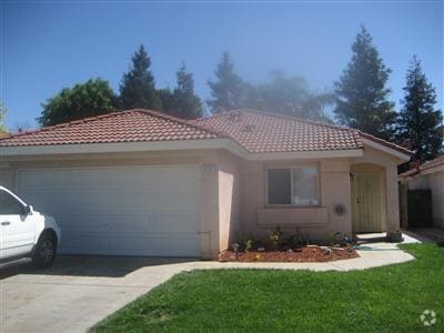 Building Photo - 3 Bedroom 2 Bath in Northwest Fresno Rental