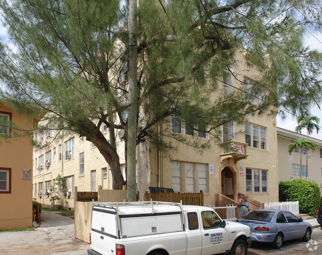 946 SW 4th St.