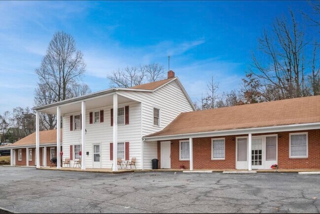 Photo - 671 E Court St