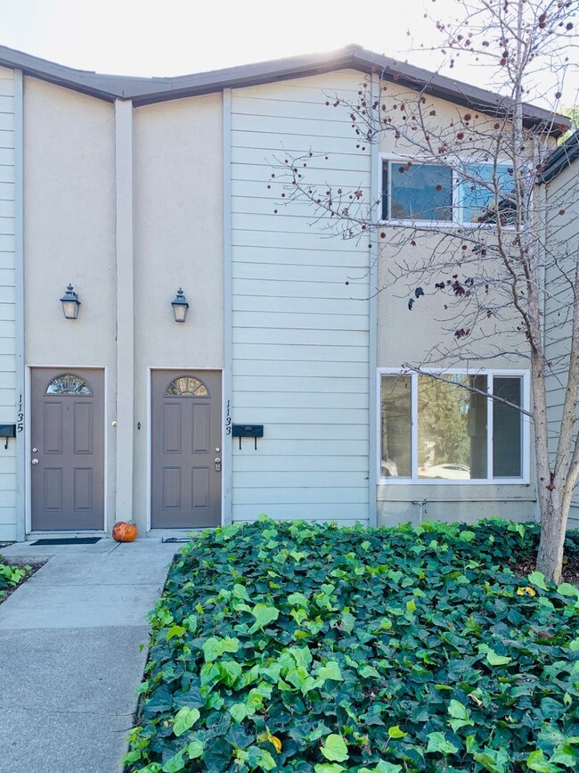 Building Photo - 1133 Laurel Ln Unit 1