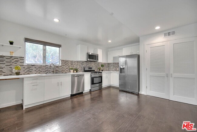 Photo - 1952 Beachwood Dr