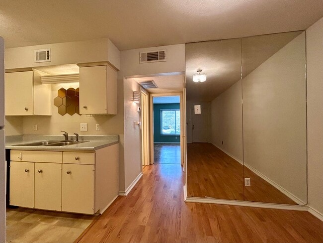 Photo - 505 W 7th St