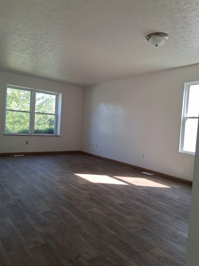 Photo - 201 W Chalmers Ave