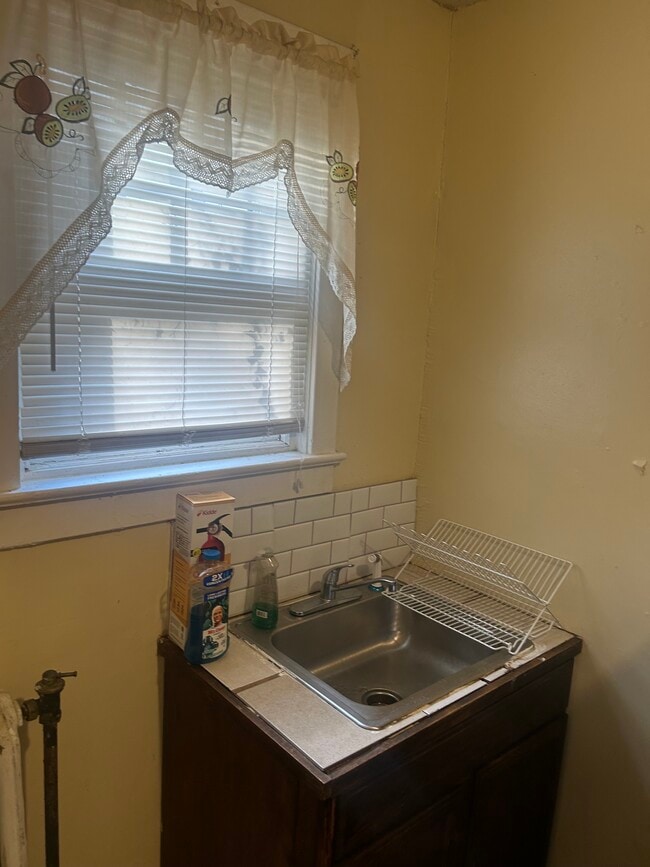 kitchen - 667 Rutherford Ave Unit #1