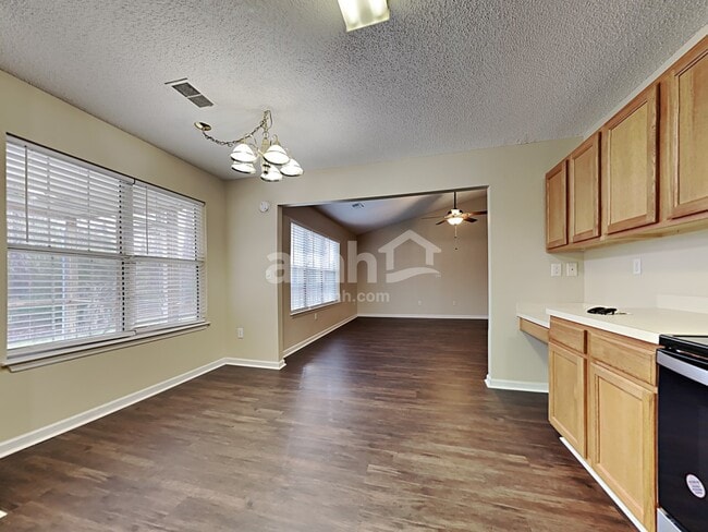 Photo - 470 Hainsworth Dr