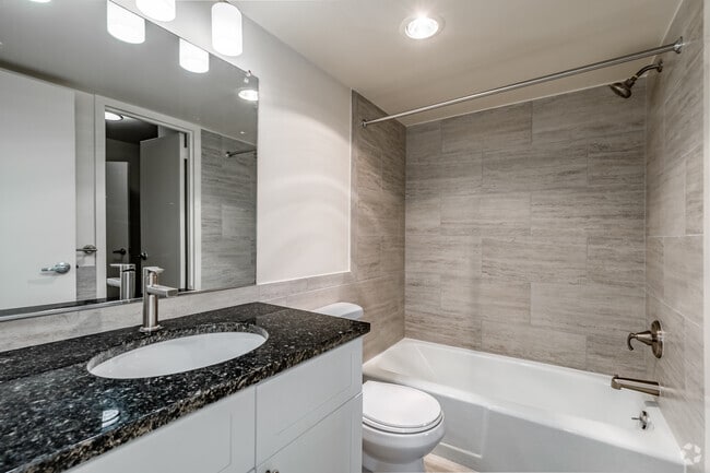 Studio, 1BA - 636SF