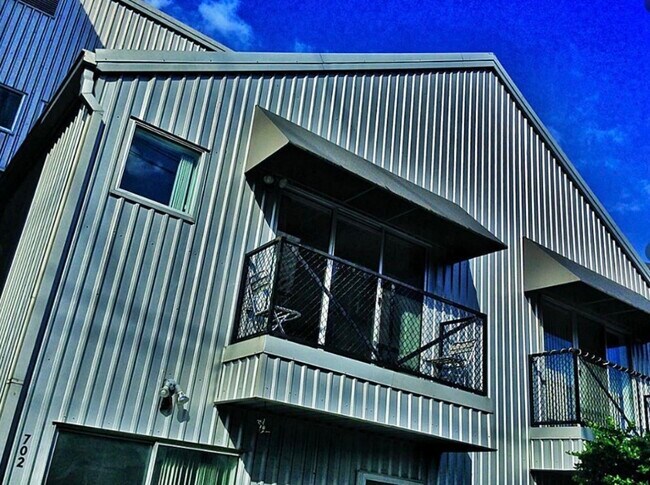 Photo - 702 Ruthven St