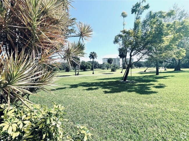 Building Photo - 3800 Oaks Clubhouse Dr Unit 112
