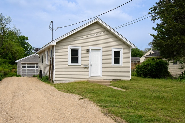 Building Photo - Bright & updated 2br Uptown home w/garage!
