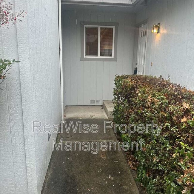 Photo - 228 SW Westholm Ave