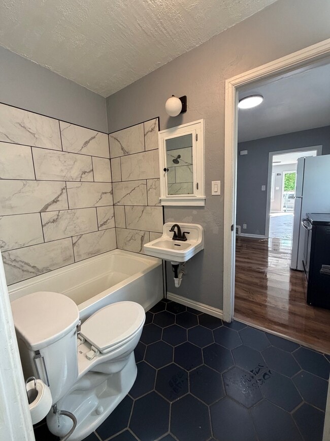 Photo - 644 N 9th Ave