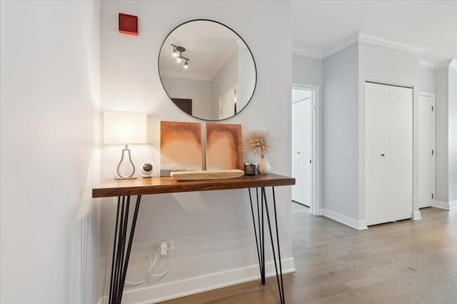 Photo - 33 W Ontario St