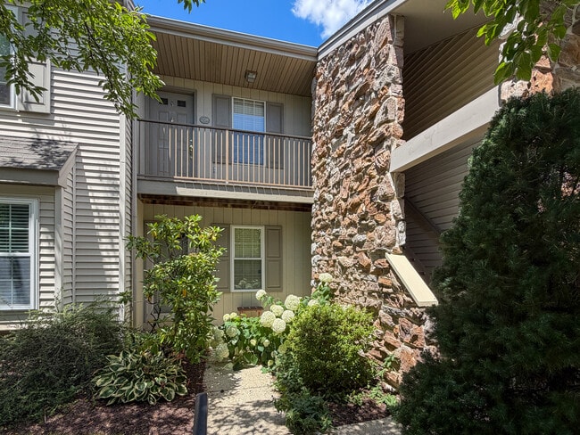 Building Photo - 208 Greenview Dr Unit #208