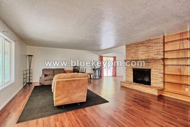 Photo - 5 Bedrooms, 2.5 Bathrooms Home in Oregon City