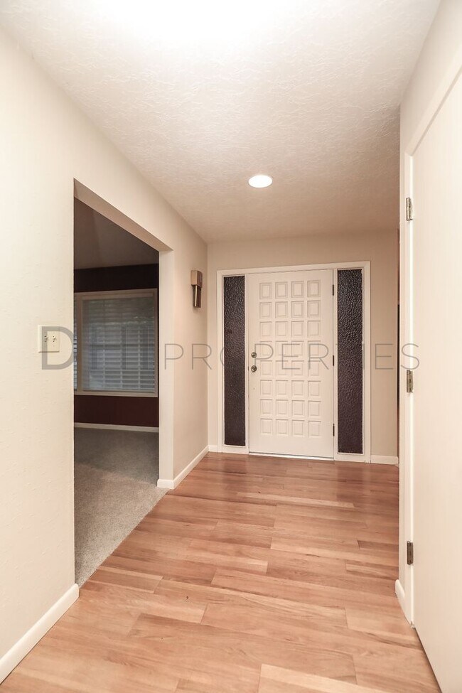 Photo - SPACIOUS MIDCENTURY HOME IN LONGVIEW'S CASCADE WAY NEIGHBORHOOD FOR RENT