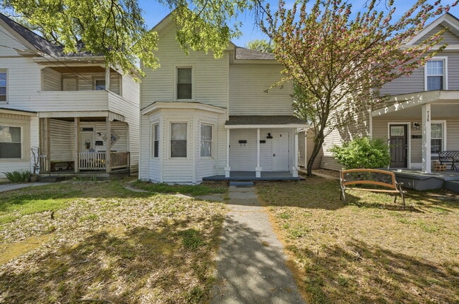 Building Photo - GORGEOUS REMODELED 1 BEDROOM APARTMENT IN HISTORIC PORT NORFOLK! Unit B