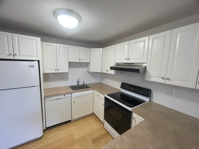 Building Photo - 2400 Harbor View Dr Unit 2400 harbor view dr